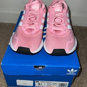 Adidas youth Swift Run X J size 5.5 like new